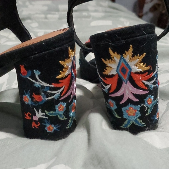 Unique embroidered heels - Picture 4 of 4